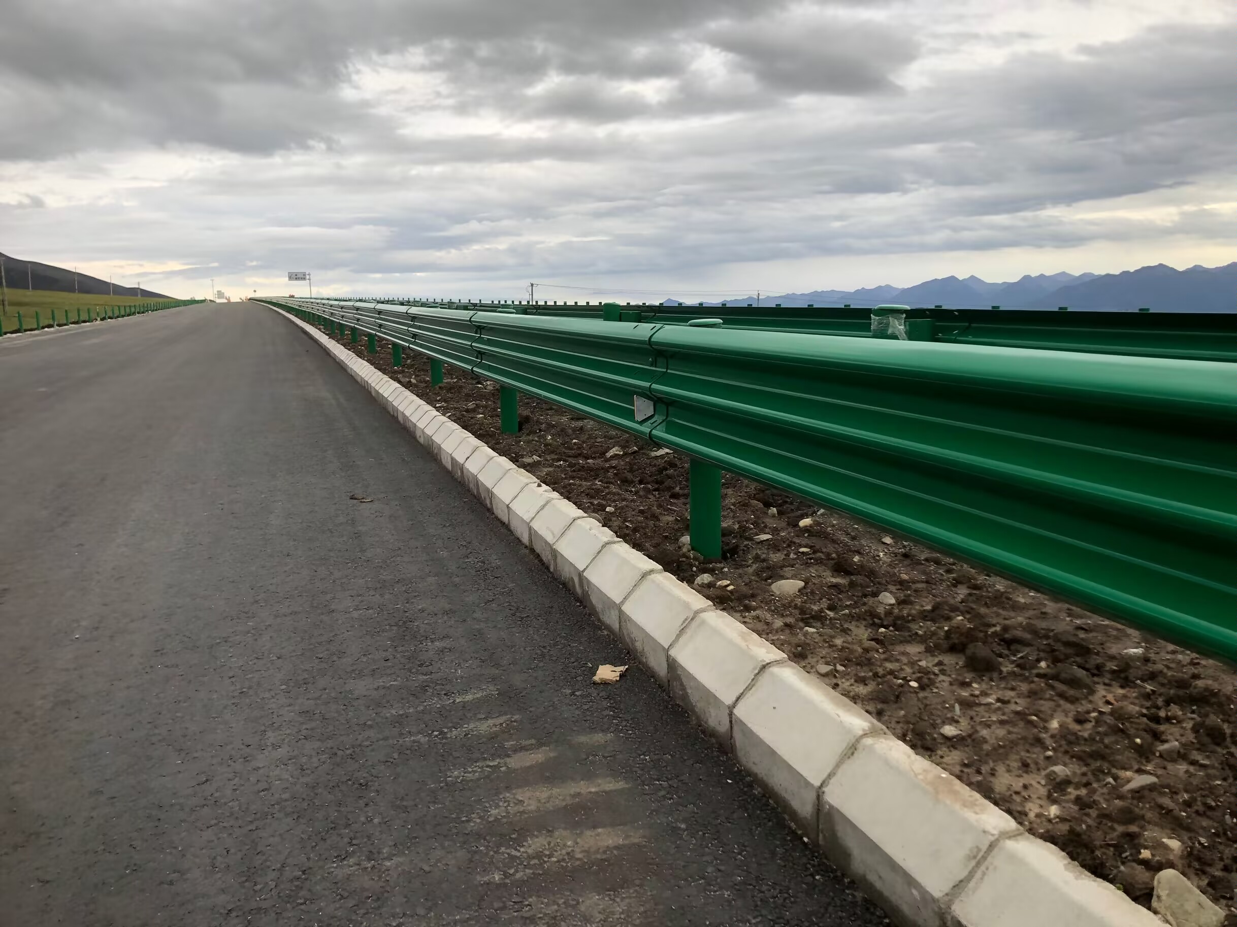 泸县乡村公路波形护栏波形护栏 - 推荐